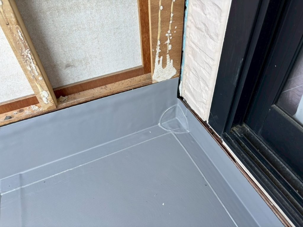 端部や立上り部分も丁寧に防水処理します